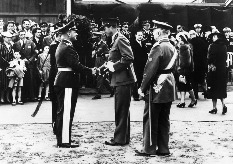 Belgia kuningas Leopold III tervitamas Saksa kindralkoloneli Erhard Milchi 1943. aasta suvel Brüsselis toimunud lennundusnäitusel.