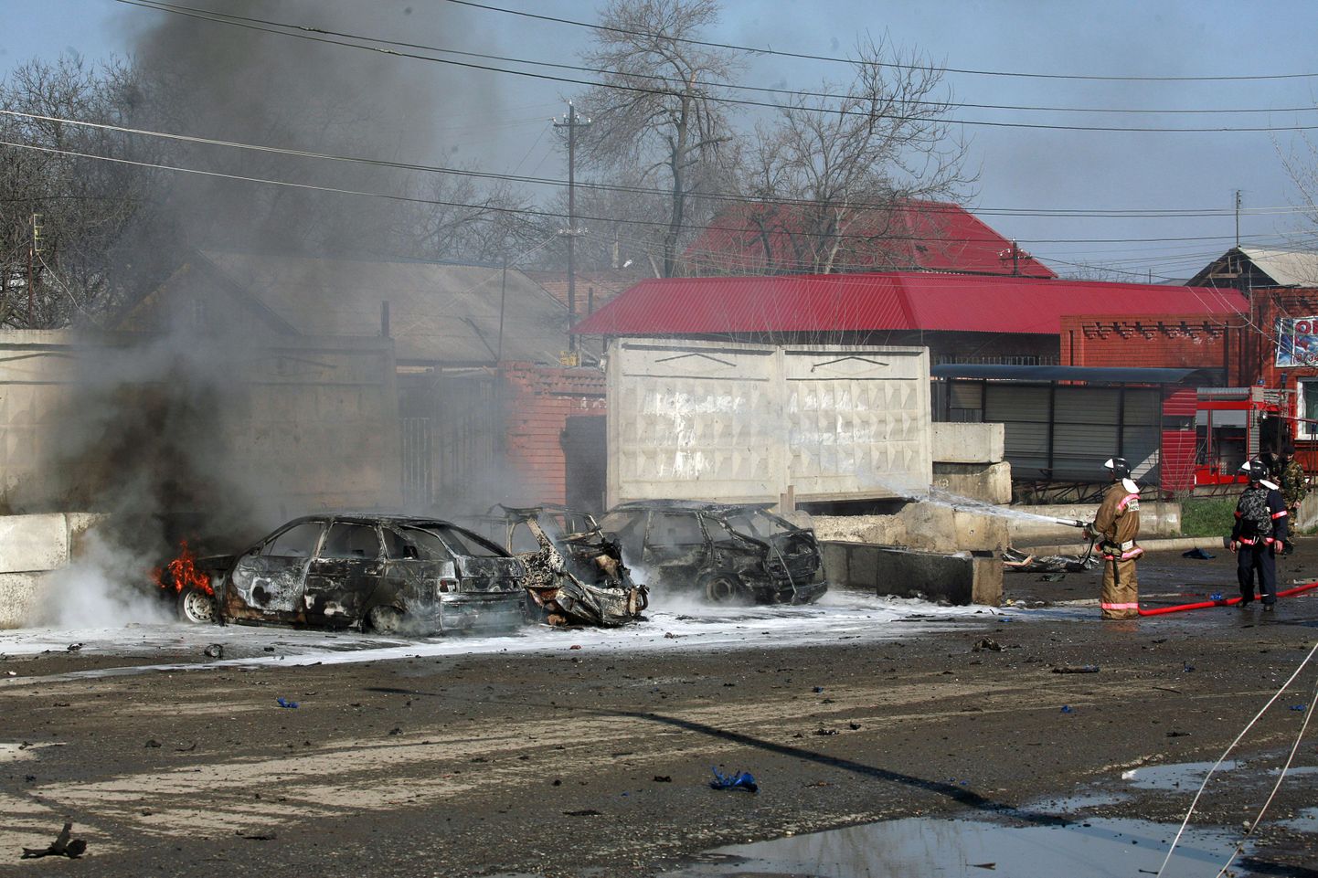 Aprillikuises suitsiidipommirünnakus hävinud autod.