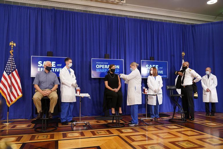 Pfizeri koroonavaktsiini sai ka teine leedi Karen Pence (istub keskel) ja peakirurg Jerome Adams (paremal).