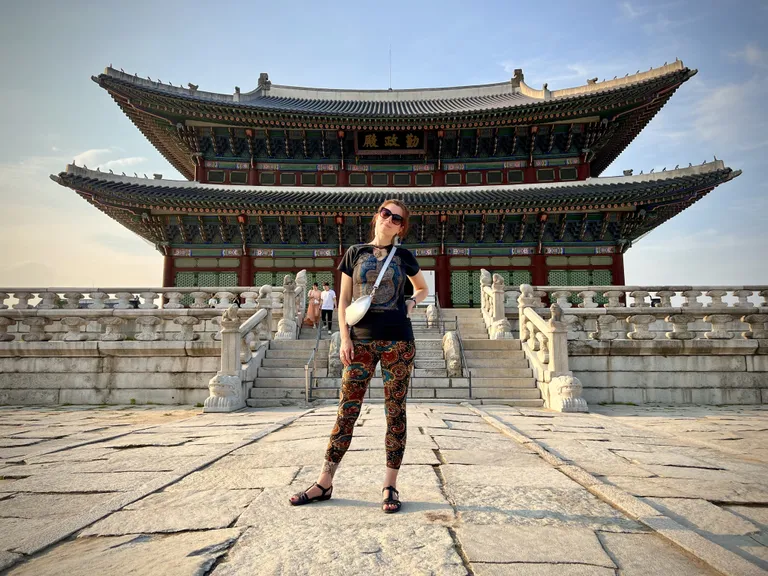 Loo autor Gyeongbokgungi palee ees. Tegu oli Joseoni dünastia suurimas kuningliku lossiga.