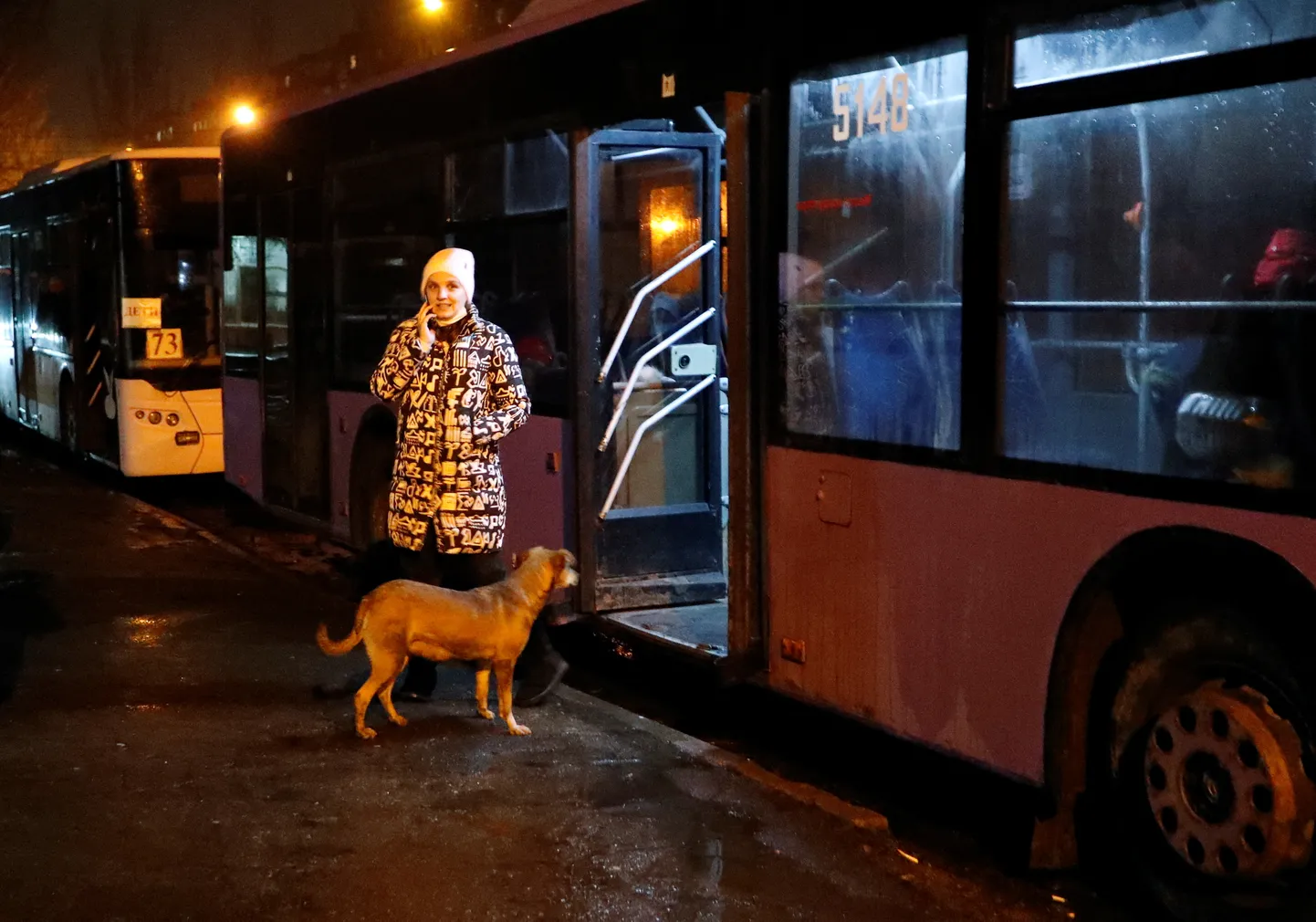Cilvēku evakuēšana Doņeckā.