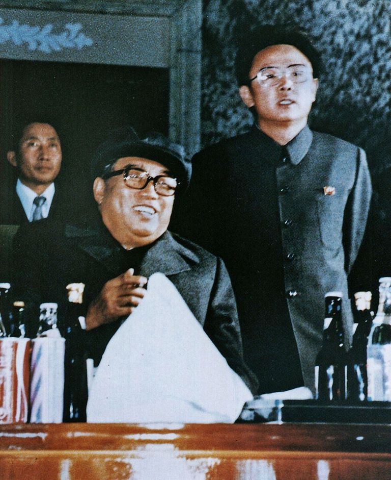 Kim Jong-il (paremal) ja ta isa Kim Il-sung