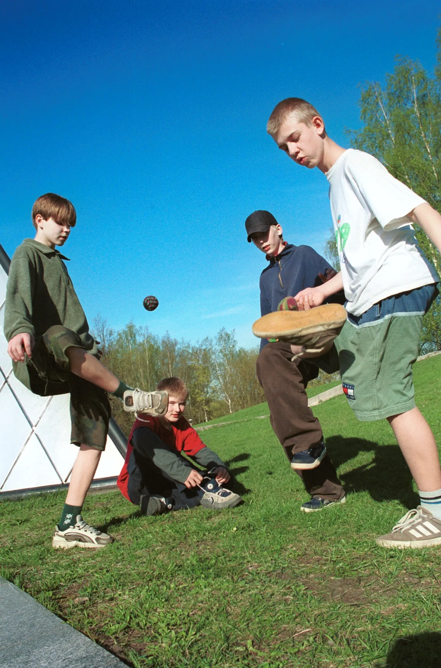 Kes veel mäletab, mis on footbag? Fotol 2001. aastal Tartus footbag'i mängijad Kaspar Ehlvest (vasakult), Jüri Suurväli, Timmo Linnas ja Pärtel Vissak.