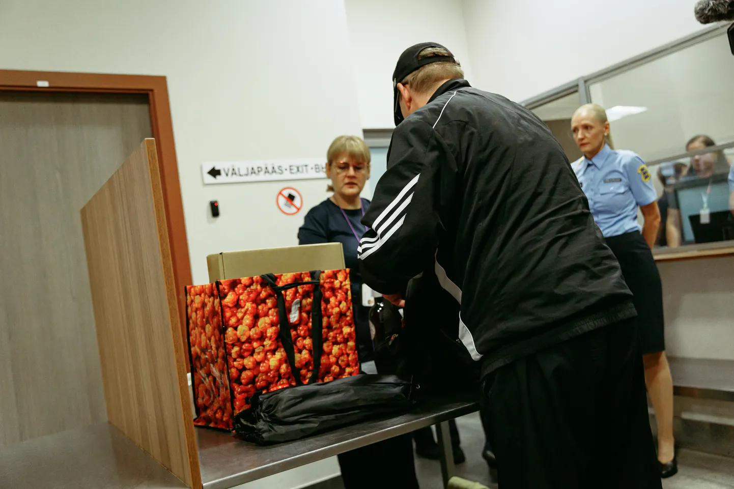 Таможенный контроль на Нарвском погранпункте.