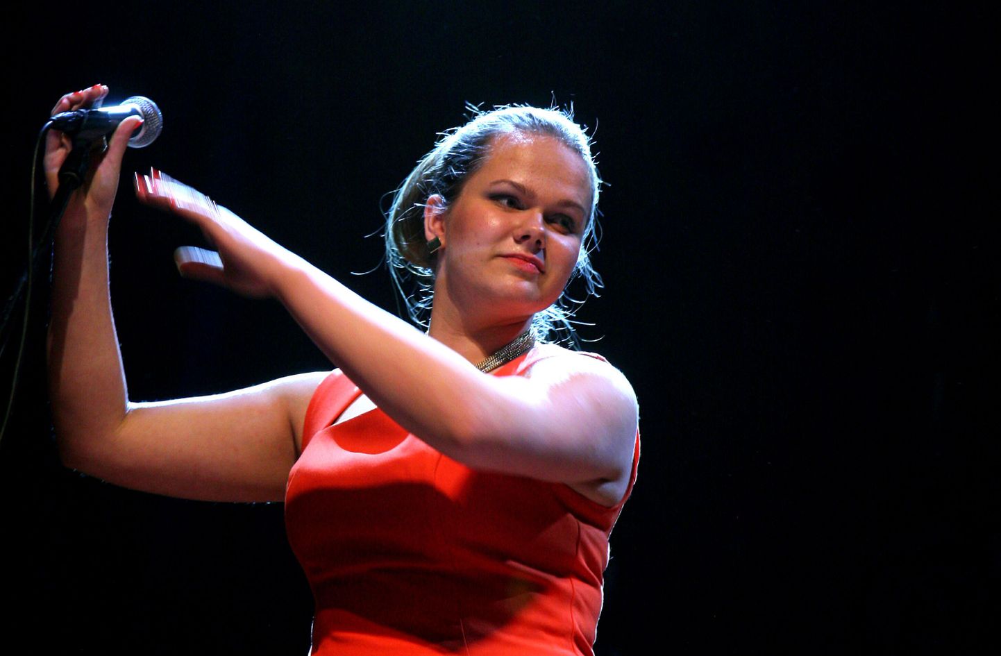 Pärnu linna ja maakonna noorte solistide konkursil „Sügisulg" 10-19 aastaste finaalkontsertil pälvis grand prix` 15aastane Hanna Valk.