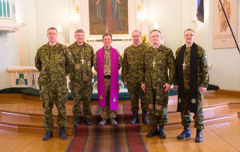 Ühendkuningriigi ja Eesti kaplanid pidasid Tapa Jakobi kirikus emadepäeva jumalateenistuse.