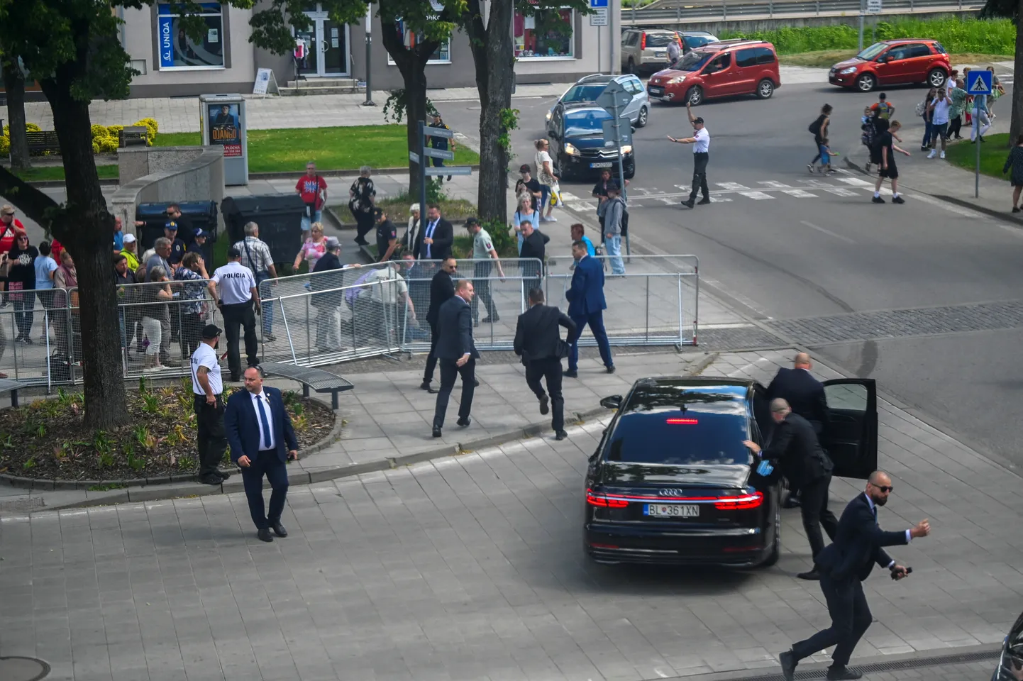 Slovakkia julgeolekutöötajad toimetavad peaminister Robert Ficot autoga eemale tulistamiskohast Handlova linnas.