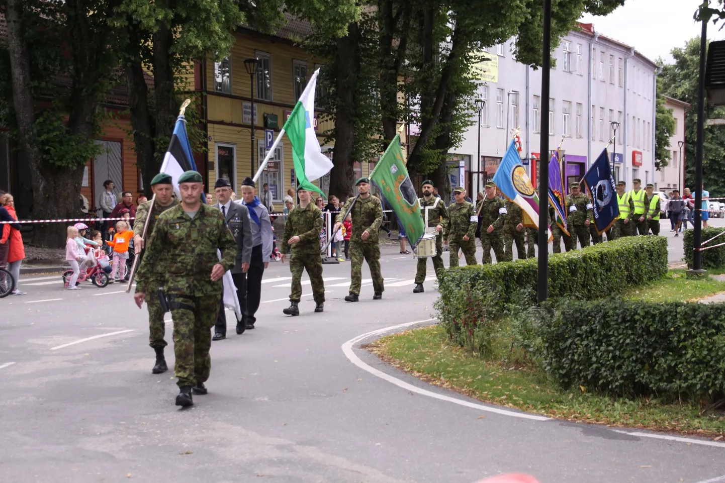 Kaitseliidu ülem lubas kuuma ilma tõttu paraadil kaitseliitlastel kiivri asemel kanda nokamütsi.
