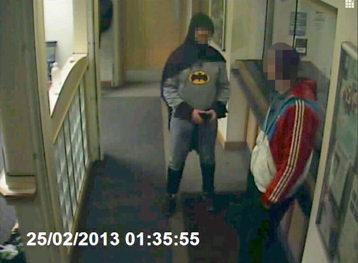 Batmani kostüümi kandev mees ja kahtlusalune, kelle ta jaoskonnale üle andis.