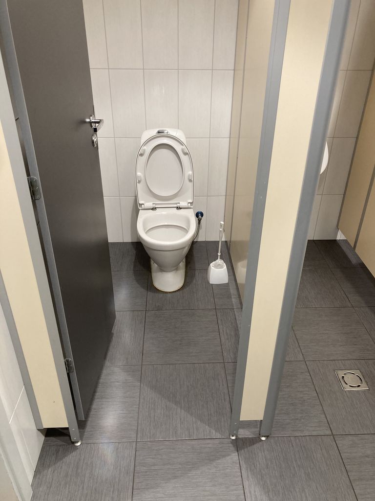 Ootesaalil on olemas ka dušinurk ning tualetid meestele, naistele ja invaliididele. Tõsi, tualetid esindavad ehk veidike möödunud ajastu vaimu: näiteks privaatsusega kabiinid ei liialda.