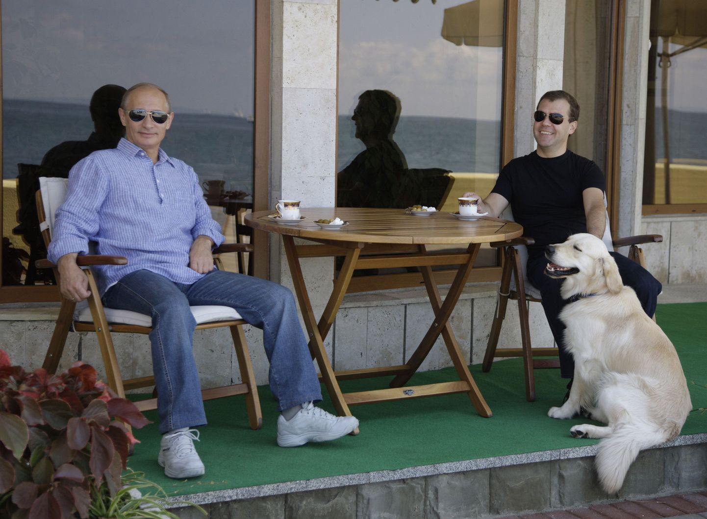 Peaminister Vladimir Putin (vasakul) ja president Dmitri Medvedev Sotšis puhkusel.