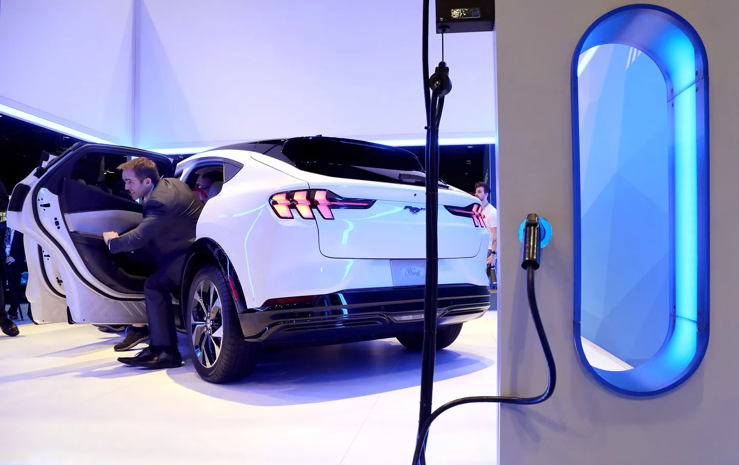 Компания Ford официально представила электрический кроссовер Mustang Mach-E.