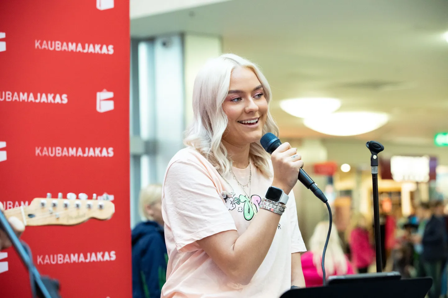 Liina Ariadne Pedanik esines Kaubamajaka Ostupromenaadil.