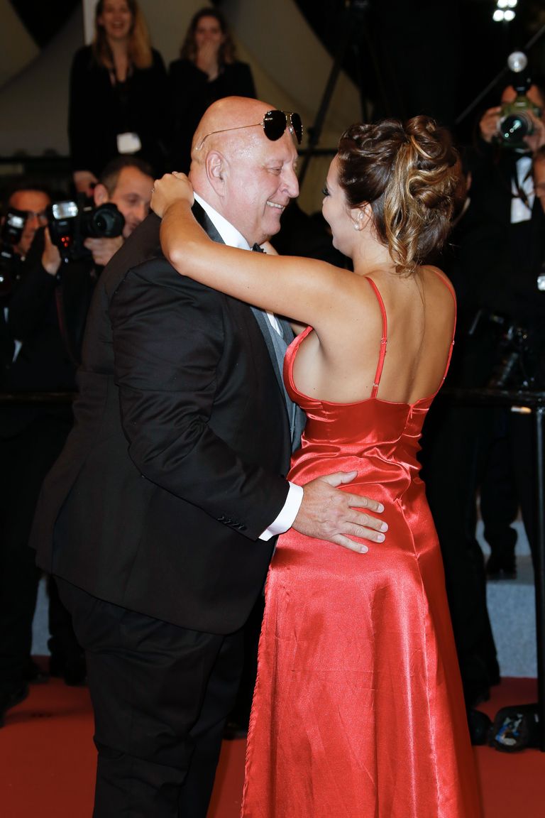 Mees palus Cannes'i punasel vaibal kallima kätt