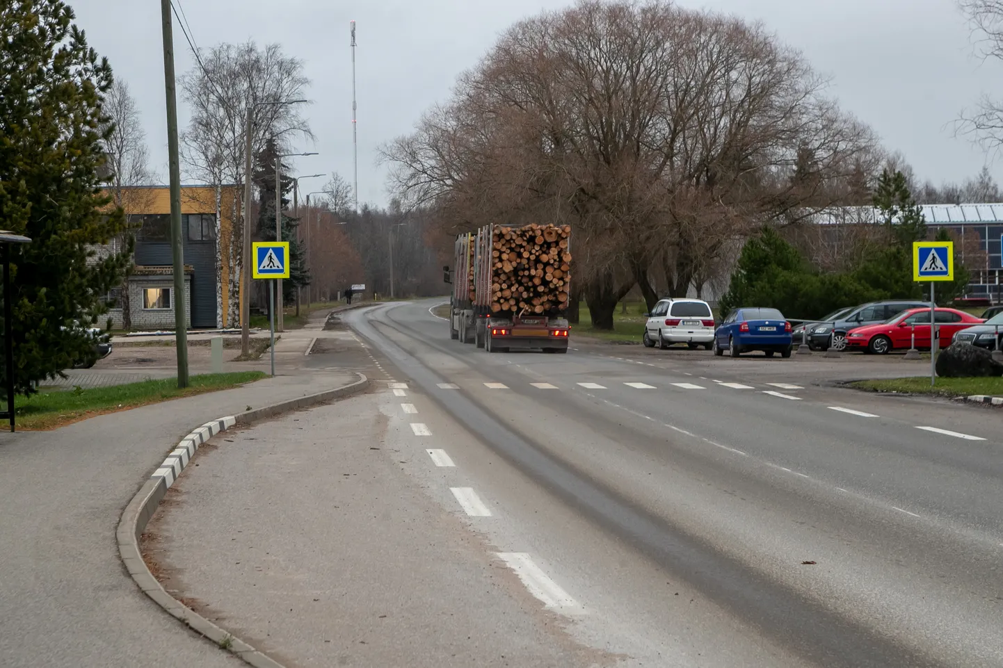 LÄHIAASTAIL REMONTI: Transpordiamet kavatses algselt ligemale kahe kilomeetri pikkuse Kuressaare‒Sikassaare riigitee rekonstrueerida 2026. aastal.