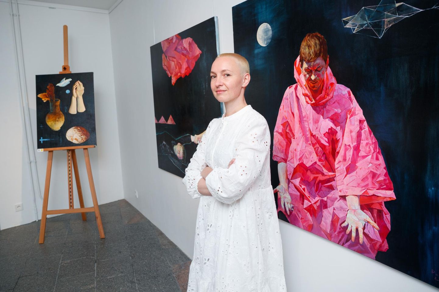 Polina Kuznetsova näituseruumis Lühike jalg 5. Roosa vihmamantel on tema loomingus läbiv kujund.