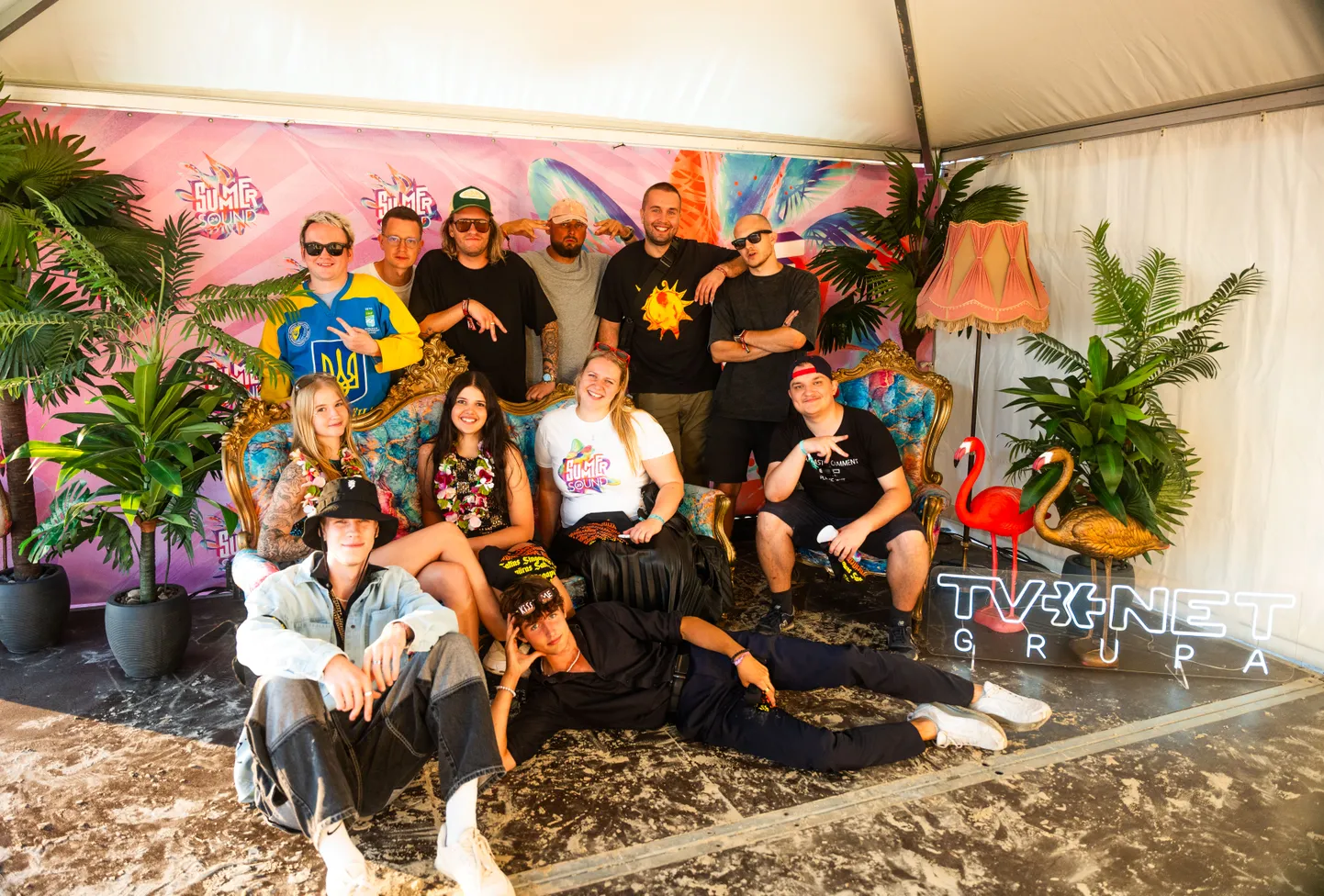 Repa brigāde "Singapūras Satīns" kopā ar saviem faniem "Summer Sound" un "TVNET Grupa" fanu un mūziķu stūrītī, sauktā par "Meet&Greet" telti