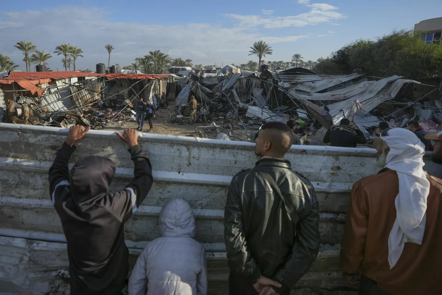 Kohalikud elanikud pärast kolmapäevast Iisraeli sõjaväe õhulööki Muwassi pagulaslaagrile Gaza lõunaosas Khan Yunise lähedal.
