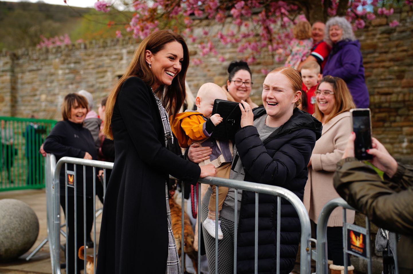 Laps mängis Walesis Aberfani mälestusaeda külastades Walesi printsessi Kate Middletoni käekotiga. 28. aprill 2023.