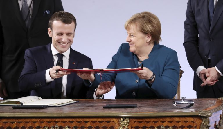 Saksamaa liidukantsler Angela Merkel (paremal) ja Prantsusmaa president Emmanuel Macron allkirjastasid täna piirilinnas Aachenis kahepoolse koostööleppe.