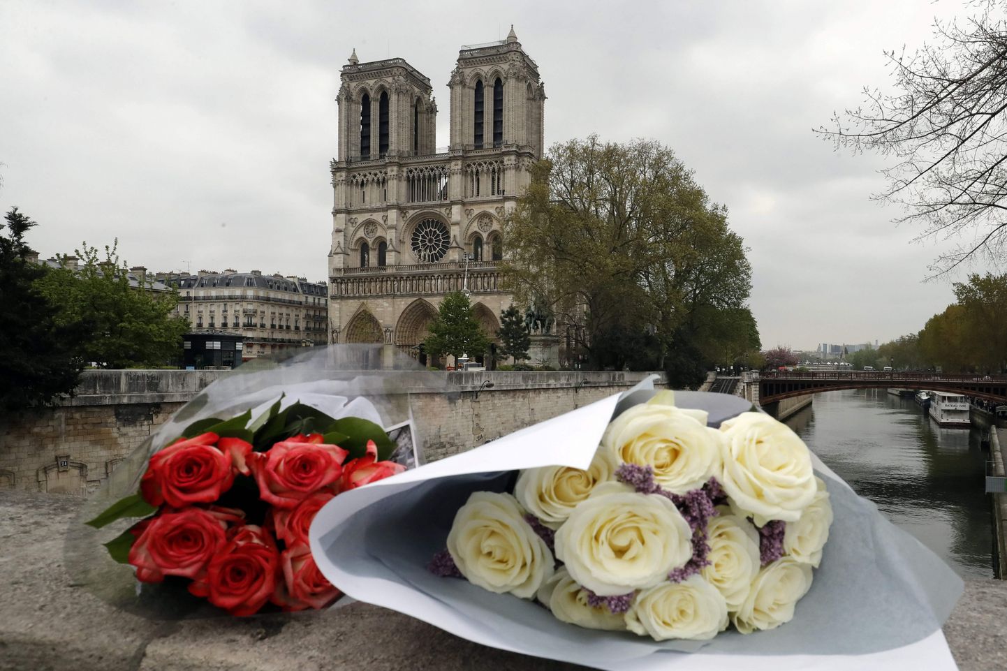 Ugunsgrēka postījumi Parīzes Dievmātes katedrālē