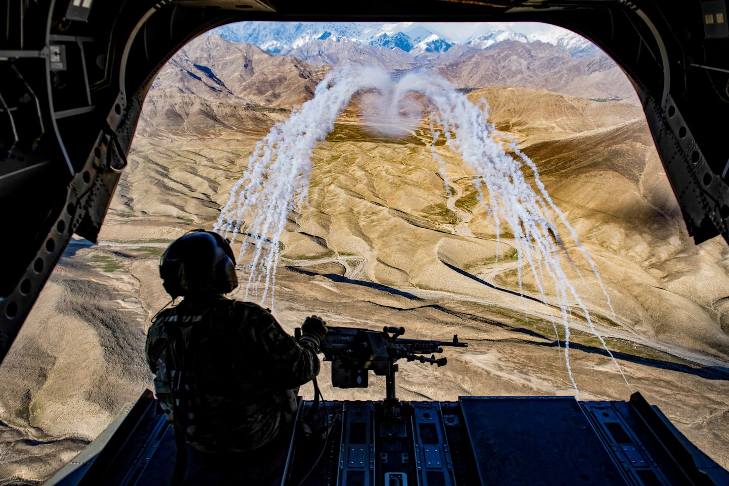 USA eriväelane lendab helikopteriga Afganistanis.