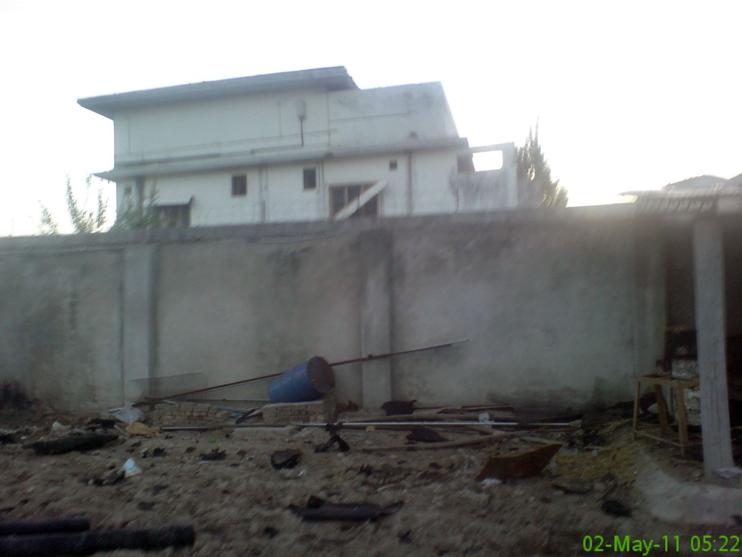 Lahingutegevuse  jäänused Abottabadi villa juures. Selles villas tapsid USA eriüksuse sõdurid Osama bin Ladeni