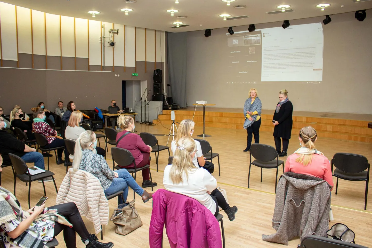 Sügisel kohtusid Valga lasteaedade hoolekogude esindajad vallavalitsuse ja toitlustaja Gurmann OÜ esindajatega. Firma juht Svetlana Sopi (seisab paremal) selgitas toona, et üks murekoht oli töötajate haigestumine.