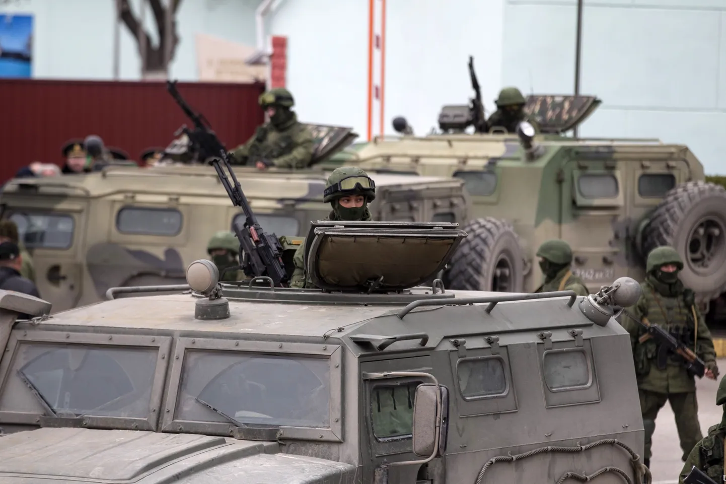 Relvastatud mehed Vene armee sõidukite juures Ukraina piirivalve punktis Balaklavas.