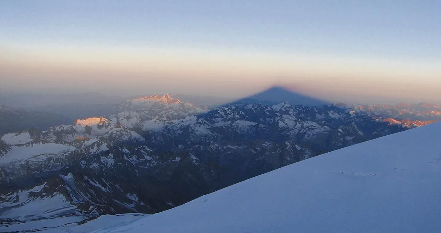 Omapärane vaatepilt: varahommikune päikesetõus peegeldab pilveviirult vastu Elbruse läänetippu.