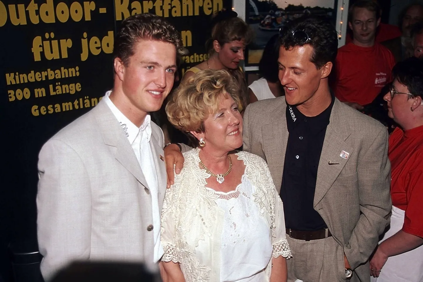 Ralf (vasakul) ja Michael Schumacher (paremal) koos ema Elisabethiga 1999. aastal.