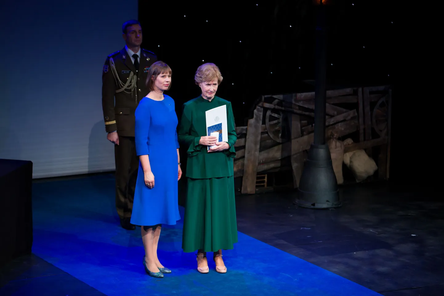 President Kersti Kaljulaid andis Eesti Vabariigi 99. sünnipäeva eel üle teenetemärgid 113 inimesele. Kersti Kaljulaid ja laste omaloominguvõistluse «Steni muinasjutuvõistlus» korraldaja Ann Roos.
