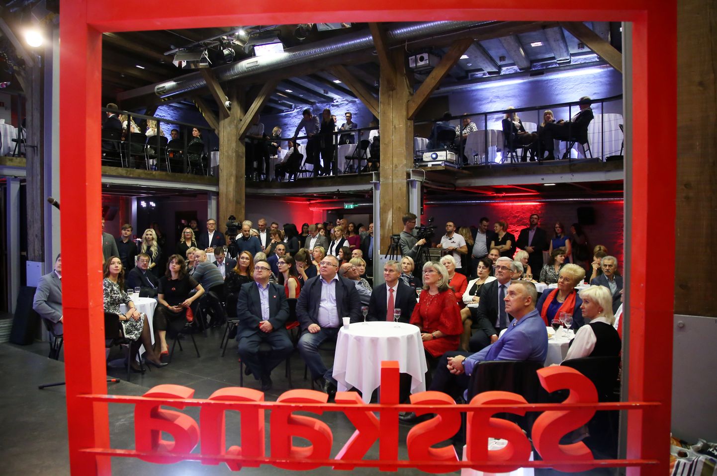 Partijas "Saskaņa" pārstāvji sagaida 13. Saeimas vēlēšanu rezultātus Spīķeros.