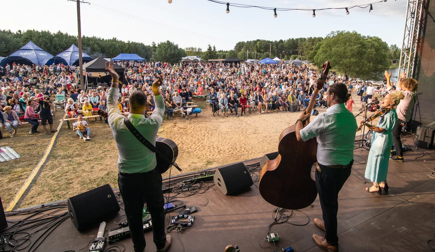 Tuletorni kontserdi laval on publiku ära võlunud Curly Strings.