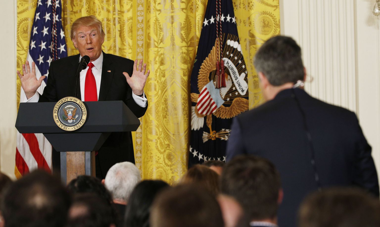 USA president Donald Trump vastamas CNNi reporteri Jim Acosta küsimusele 16. veebruaril Valges Majas toimunud pressikonverentsil. Eile otsustas Trump CNNi ukse taha jätta.