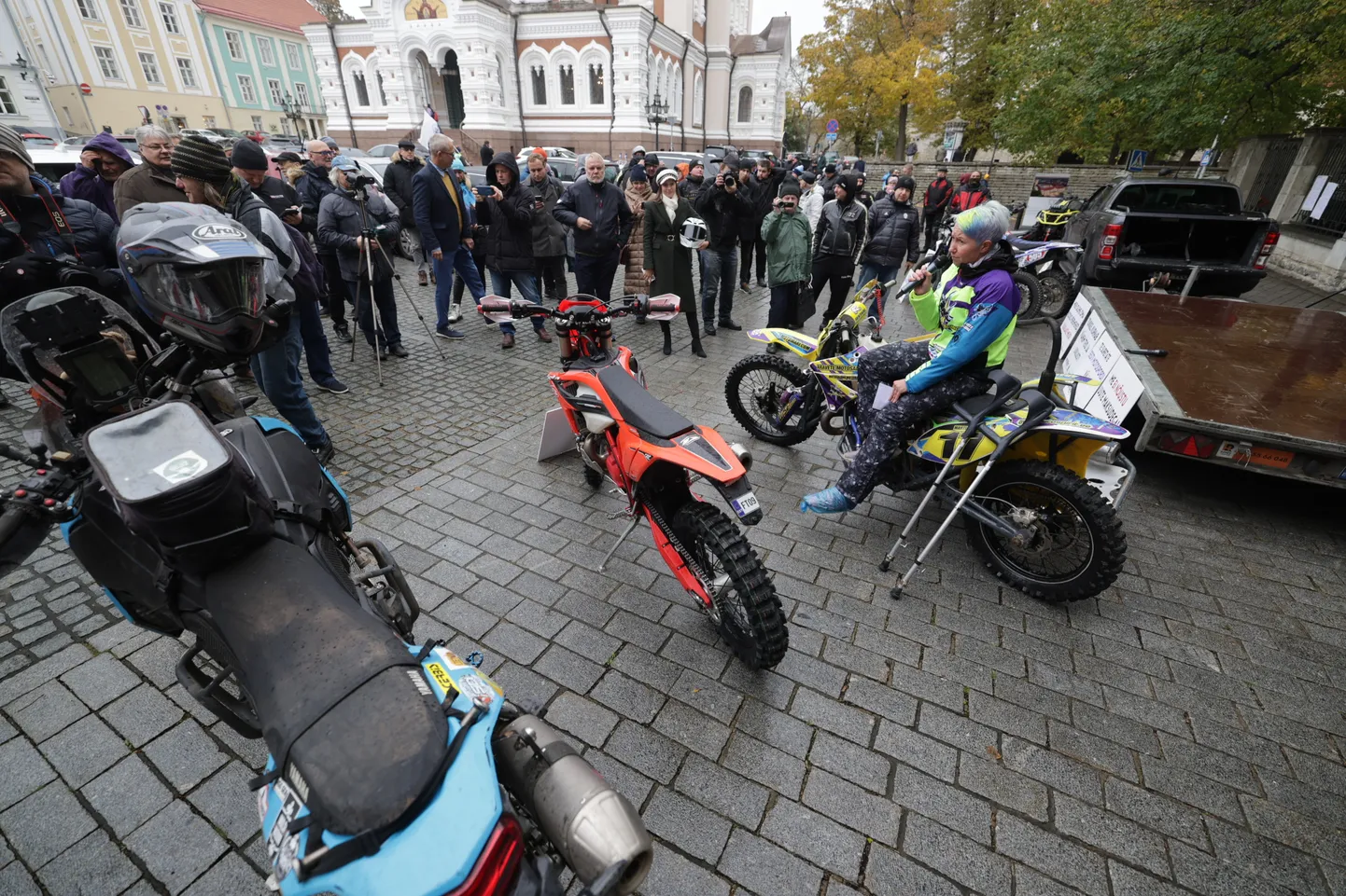 Motorahva koosolek ja meeleavaldus automaksu vastu.
