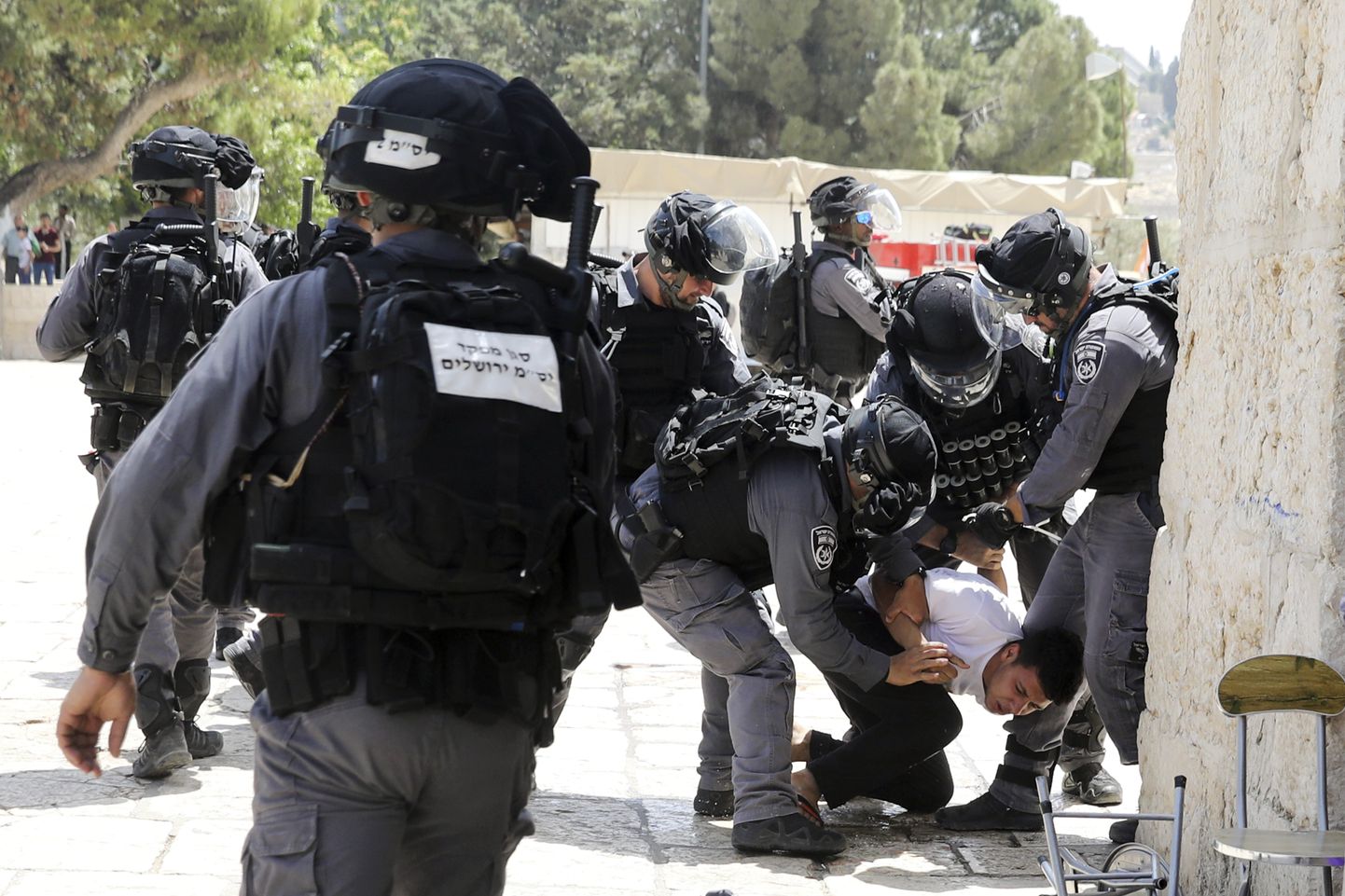Iisraeli politseinikud kähmlevad palestiinlastega Al-Aqsa mošeekompleksi ees.