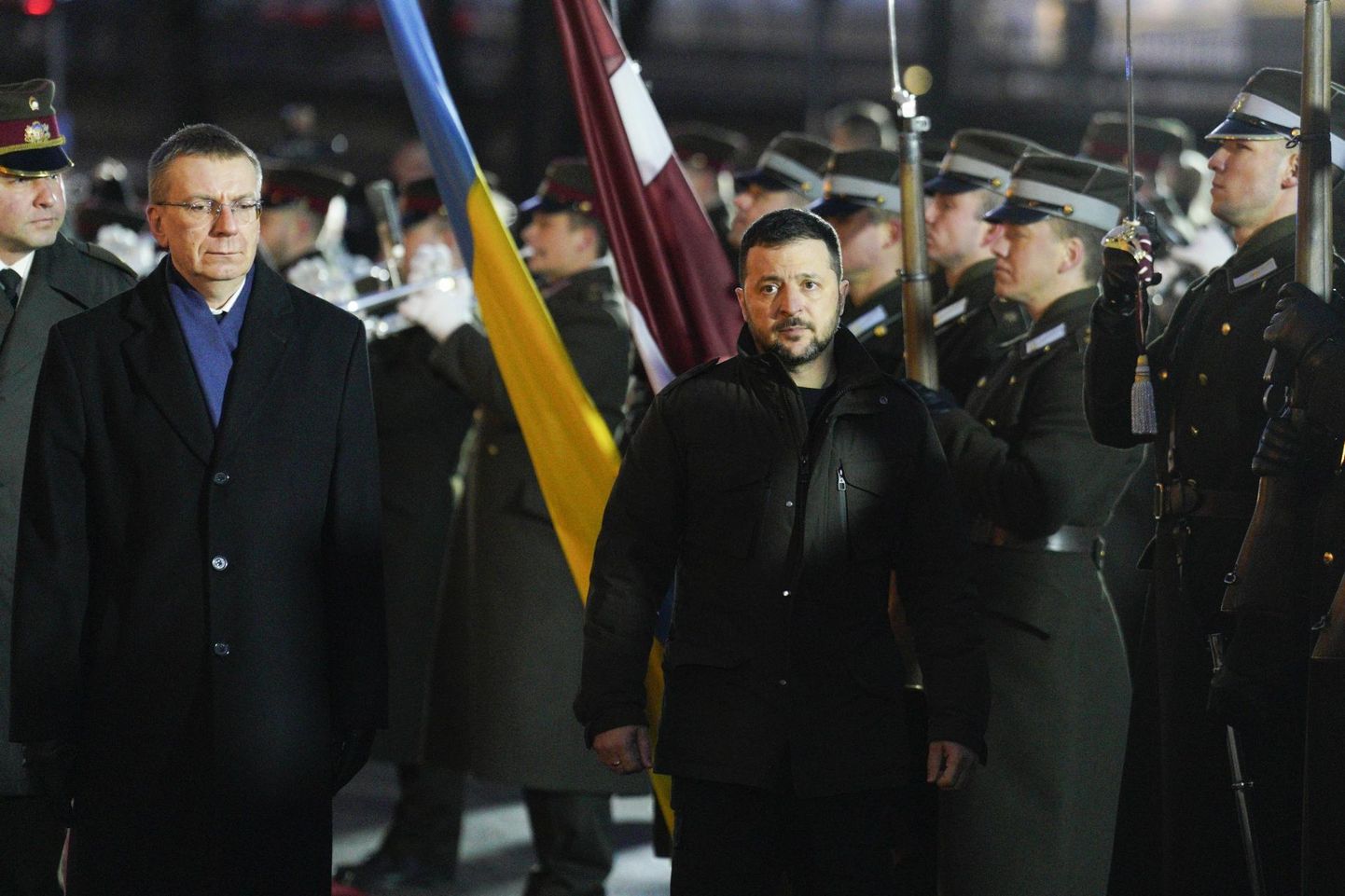 Läti president Edgars Rinkēvičs ja Ukraina president Volodõmõr Zelenskõi 11. jaanuaril Riias auvahtkonna ees.