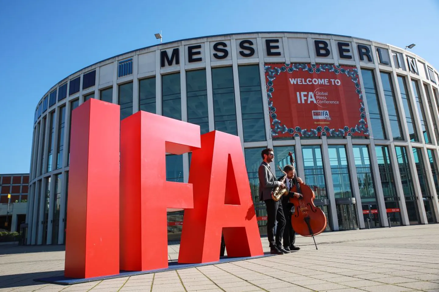 IFA toimus viimati 2020. aastal vaid 6100 osalejaga, õues mängisid pillimehed nukras üksinduses nagu Titanicul. Sel aastal loodetakse taas veerand miljonit külastajat kokku saada.