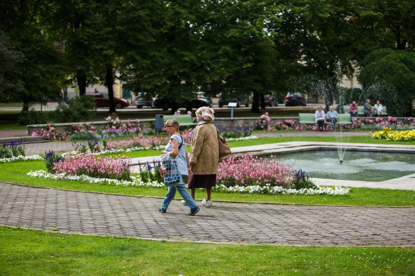 Veevalaja puhkab pargis jalutades või uusi söögikohti avastades.