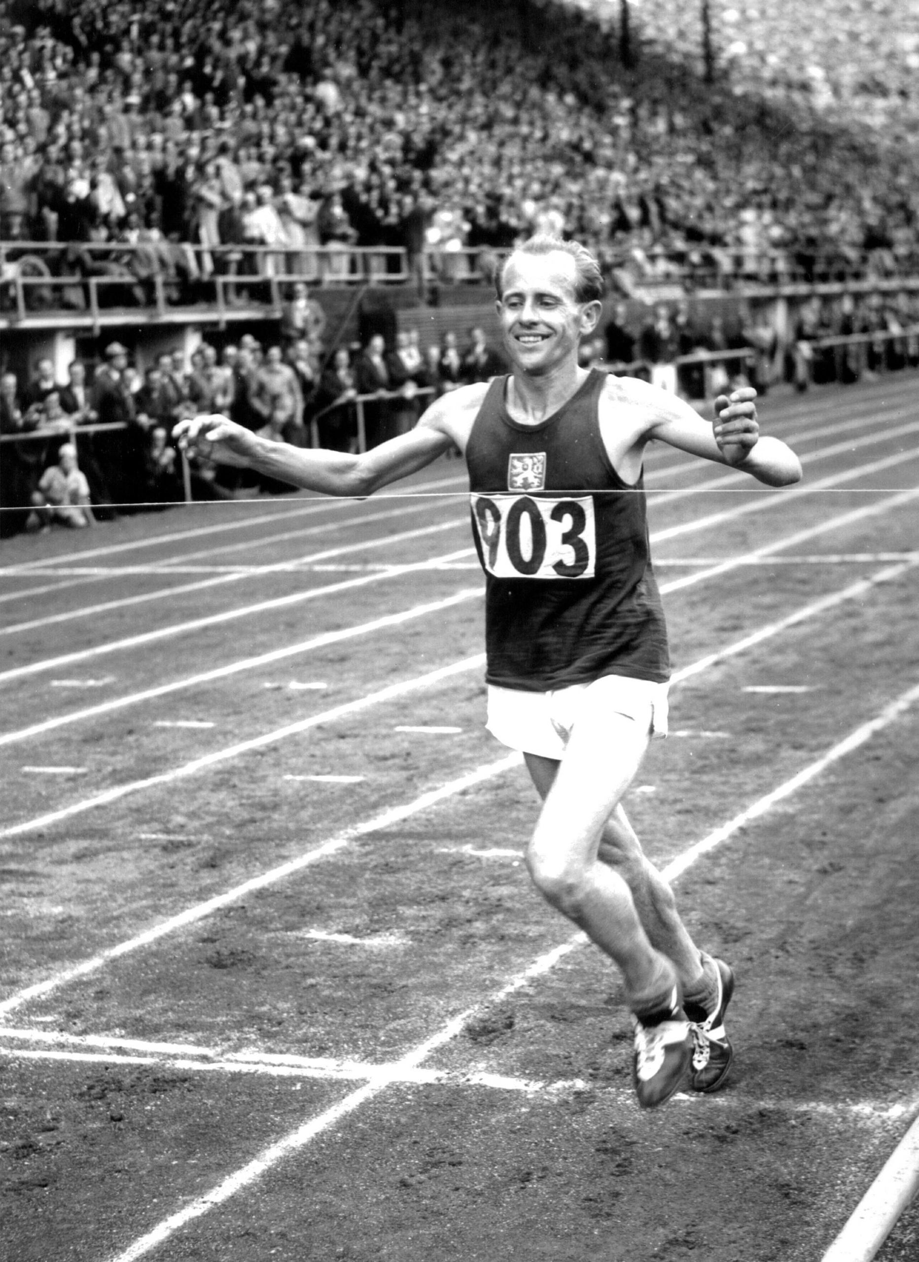 Tšehhoslovakkiat esindanud Emil Zátopek 27. juulil 1952 võitjana naerul sui Helsingi olümpiamaratoni finišis.