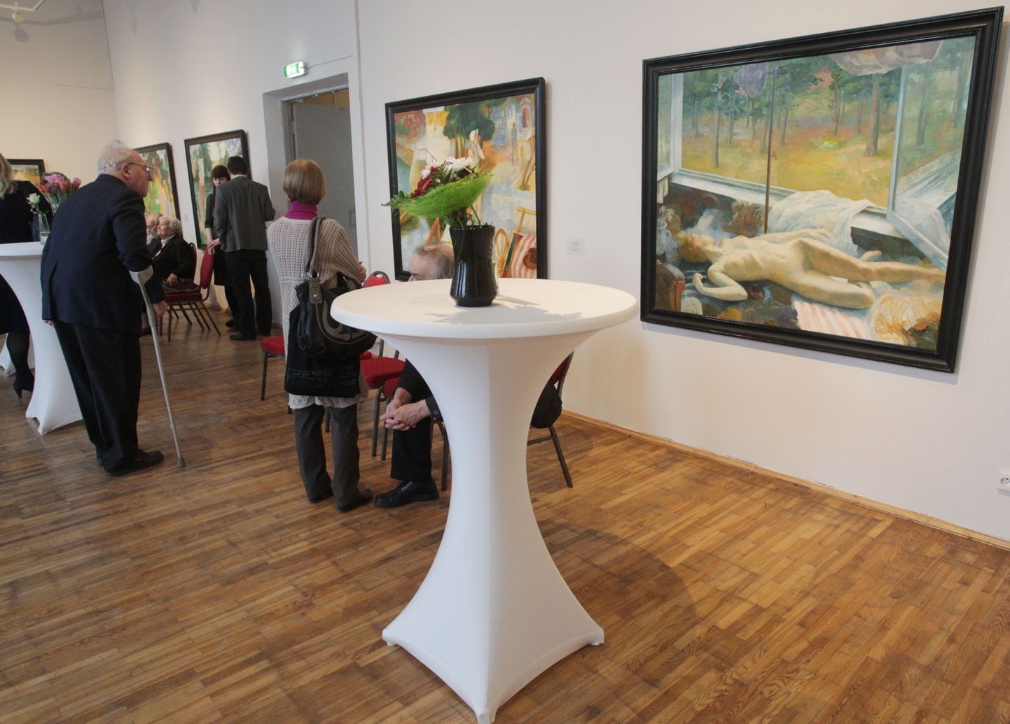 Tartu kunstimajas on Olev Subbi teiste toonaste tippmaalide hulgas «Tüdruk avatud akna all» (paremal, 1977). Eero Epneri koostatud ja Tõnis Saadoja kujundatud näitust saab vaadata 5. aprillini.