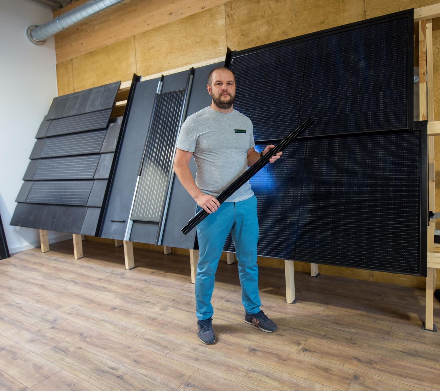 Osaühing Solarstone on teel Eesti parima innovaatori tiitli poole. Seda püüavad nad just oma viimase, Click-on-tootega, mille üht põhielementi ettevõtte tegevjuht Silver Aednik käes hoiab. See seob tavalised päikesepaneelid katuseks.