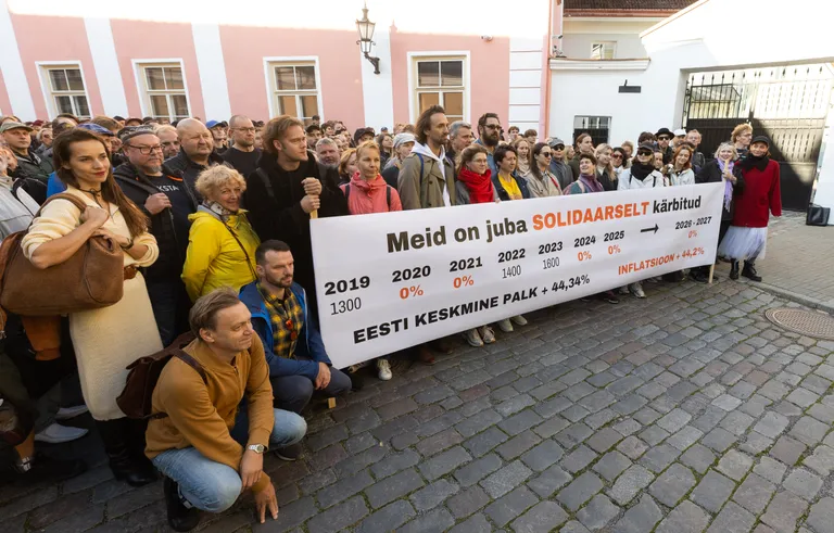 Teatriliidu pikett Stenbocki ees.