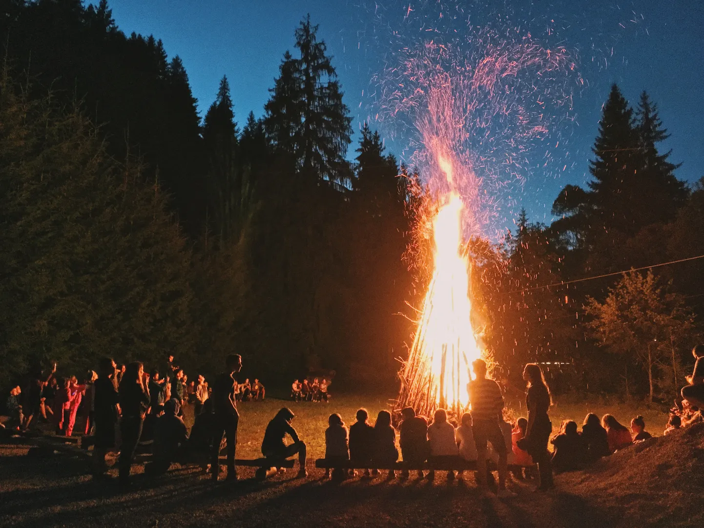 Rahvas lõkke ümber. Foto on illustreeriv.