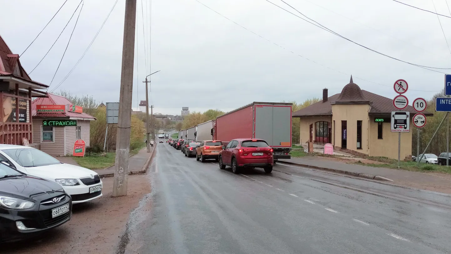 Очередь на пограничный терминал в Ивангороде.