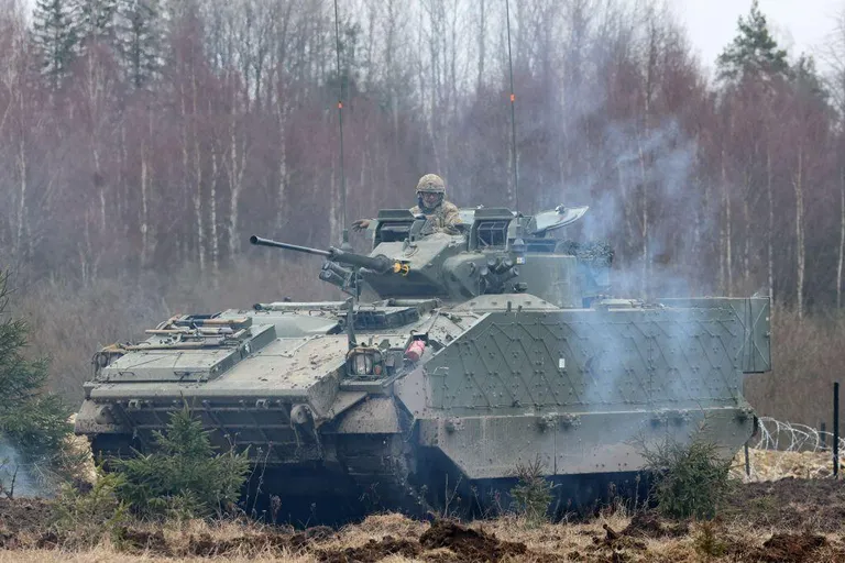 Принц Уильям на борту гусеничной бронемашины Warrior во время полевых учений