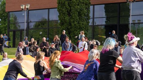 FOTOD ⟩ Vikerkaarevärvilise kanga lahtirullimine Viljandis tõi kohale ühe munaloopija