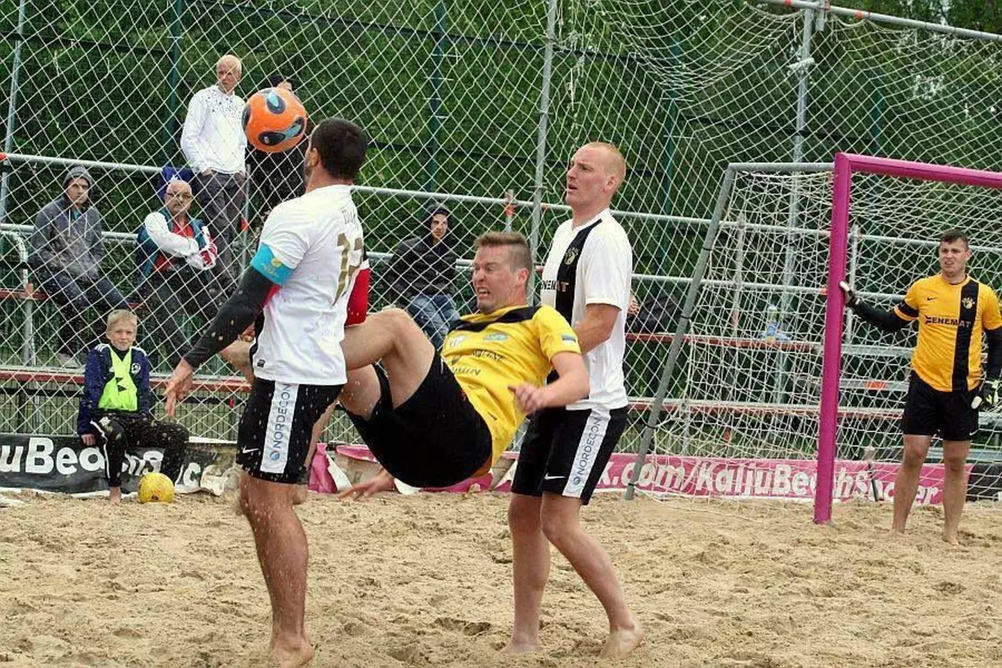 Tantsustaar Marko Kiigajaan oli nädalavahetusel Pärnu rannas vutilainel