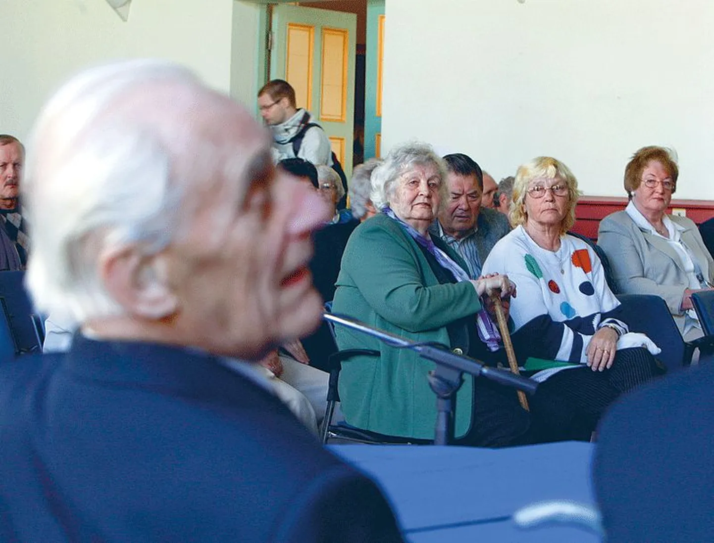 Näost näkku ohvritega: küüditaja Arnold          Meri eitas Hiiumaal alanud kohtuprotsessil oma süüd. Esireas istuvad küüditamisel kannatanud Ella Gital, Mare Kattel ja Malle Kelin.